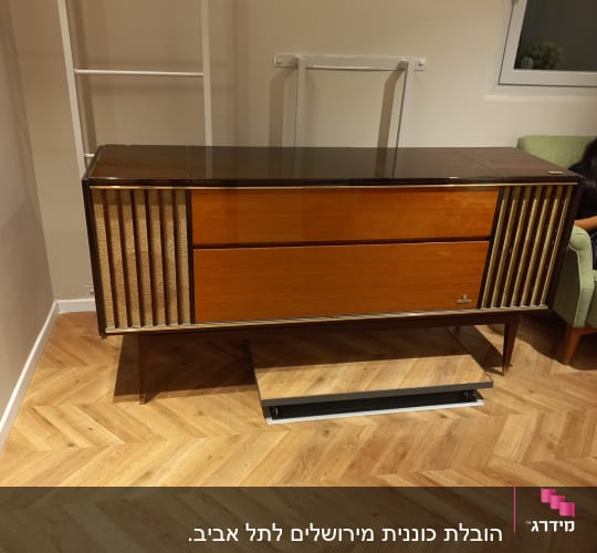 ארון עץ עם דלתות צדדיות וידיות מתכת